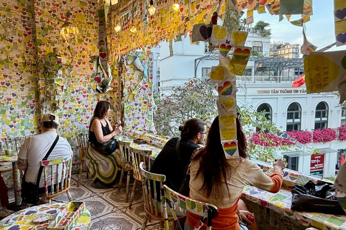 Bis heute haben sich fast eine Million Kunden auf Post-its verewigt