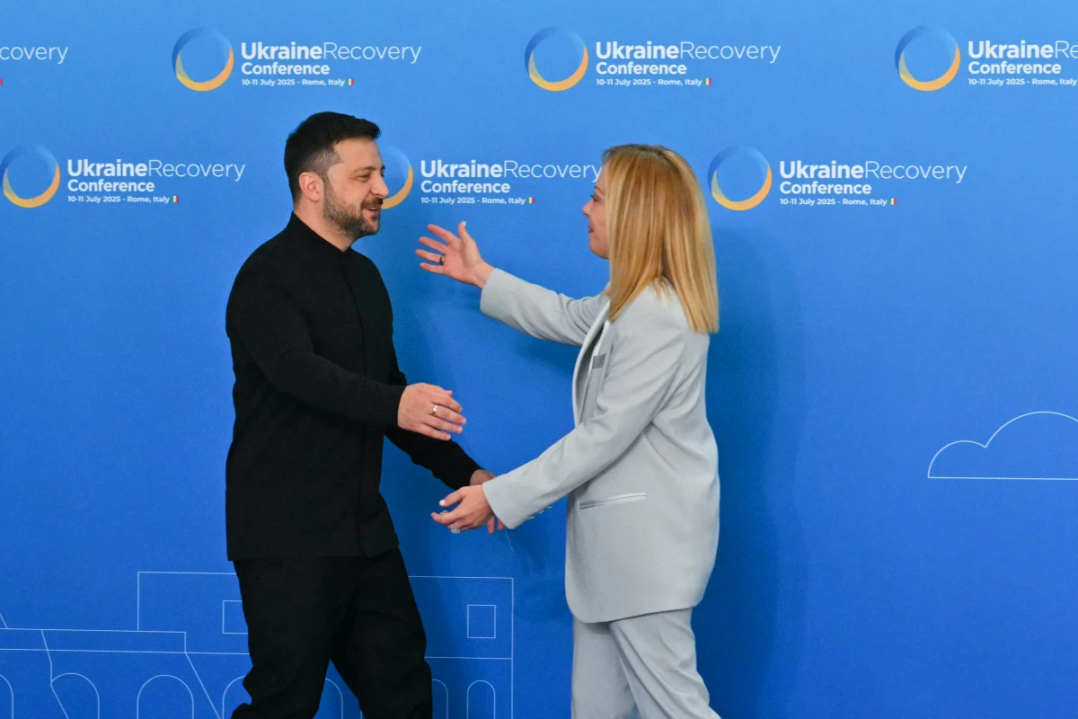 Meloni bei der Begrüßung des ukrainischen Präsidenten