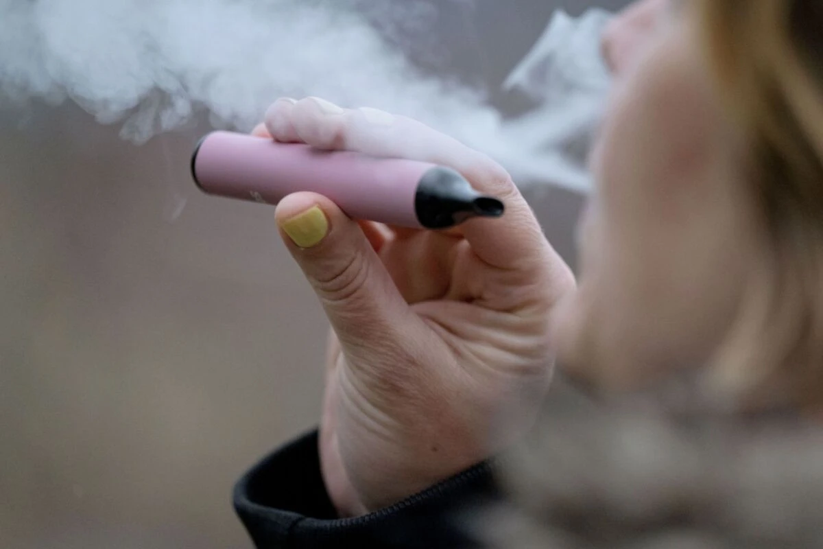 ++ ARCHIVBILD ++ Mit süßen Aromen und bunten Farben sprechen Vapes Jugendliche an