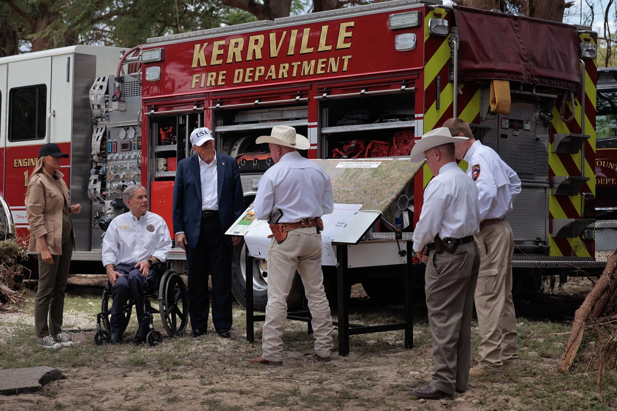 US-Präsient Trump im Gespräch mit HIlfskräften in Texas