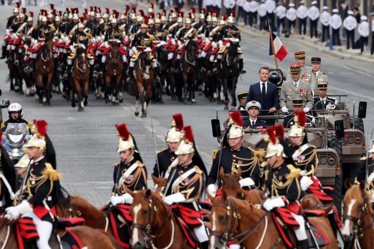 Macron mit Armeechef Bukhard inmitten der Kavallerie