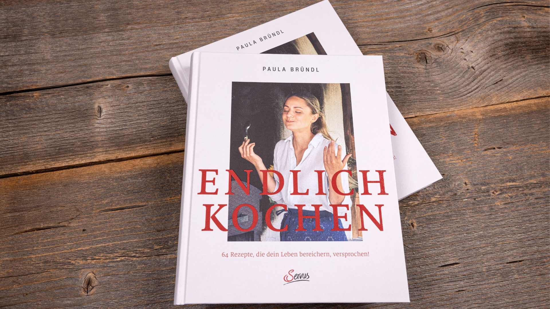 "Endlich Kochen" Buch auf Holztisch