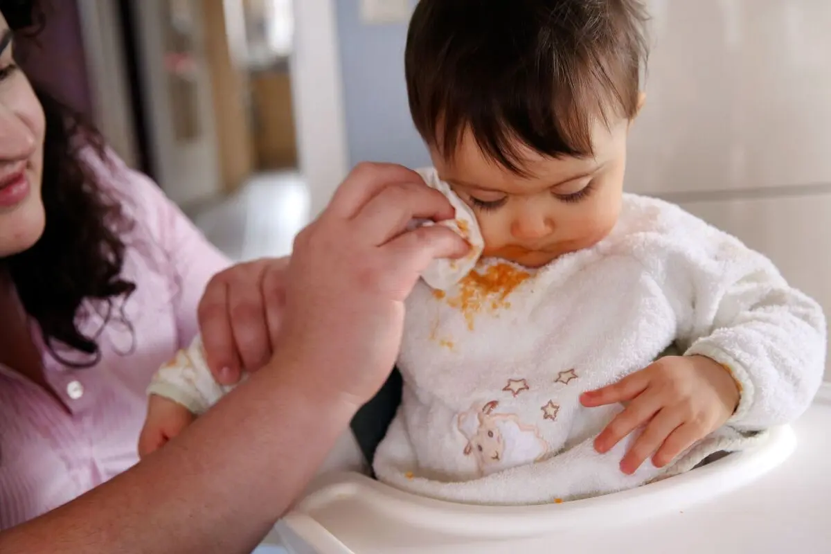 Das kann niemand vermeiden: Breireste auf Lätzchen und Baby-Kleidung