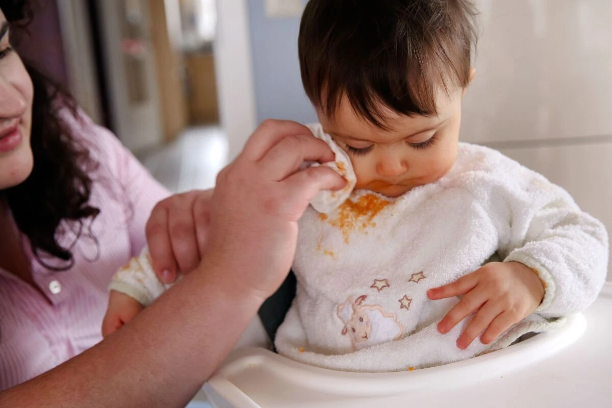 Das kann niemand vermeiden: Breireste auf Lätzchen und Baby-Kleidung