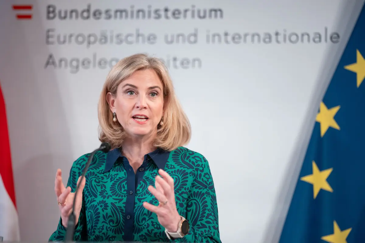 Für Österreich nimmt Außenministerin Beate Meinl-Reisinger teil
