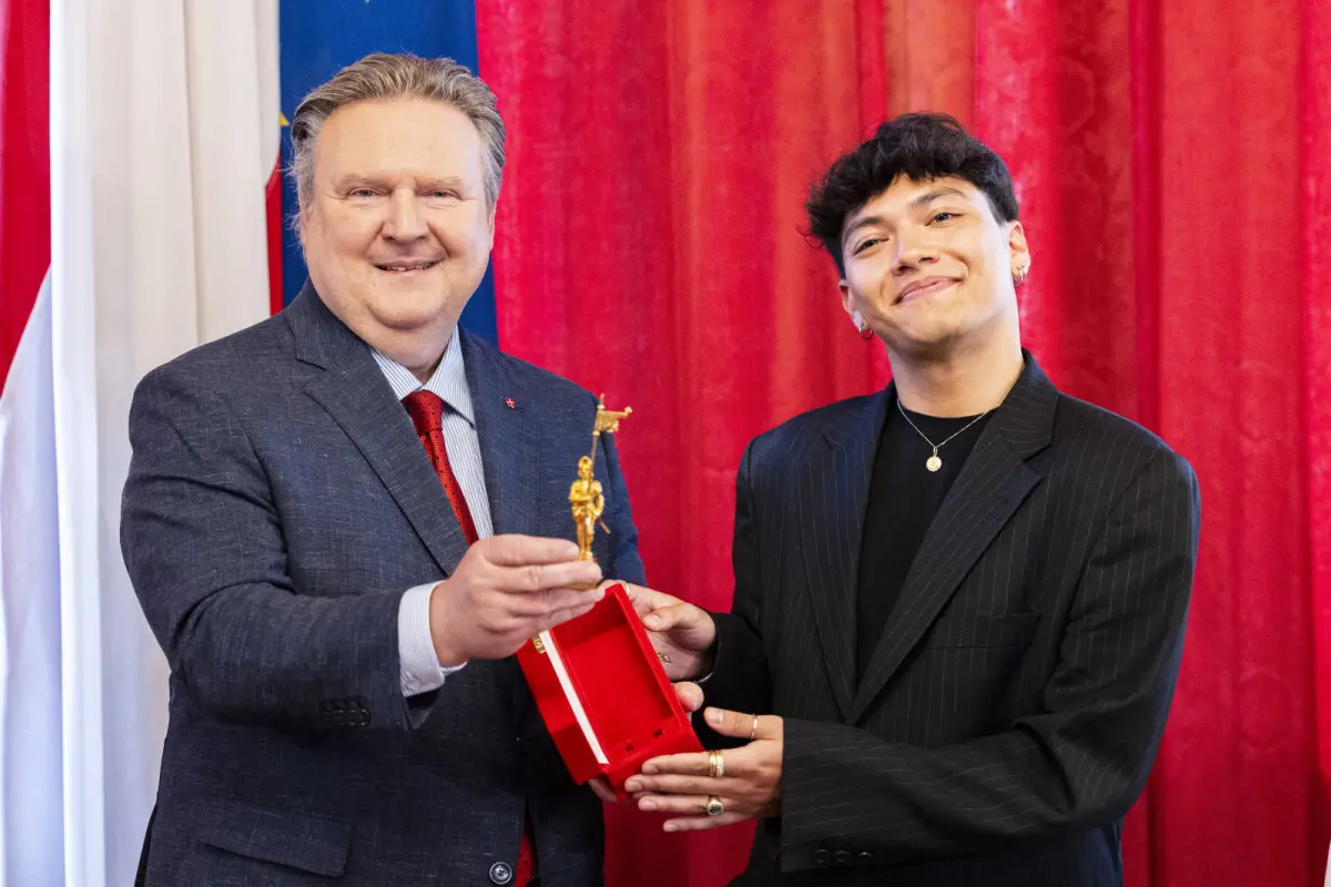 Wiens Bürgermeister Michael Ludwig, der Goldene Rathausmann und JJ