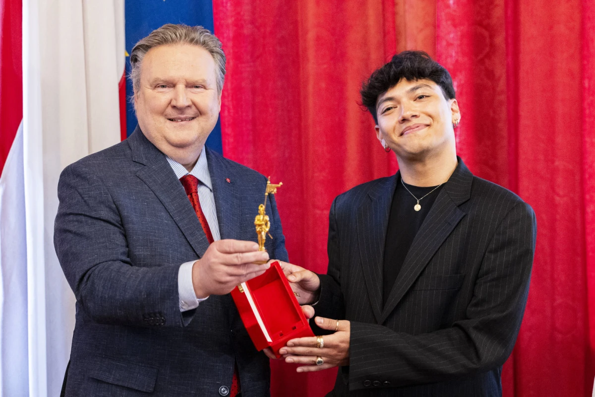 Wiens Bürgermeister Michael Ludwig, der Goldene Rathausmann und JJ