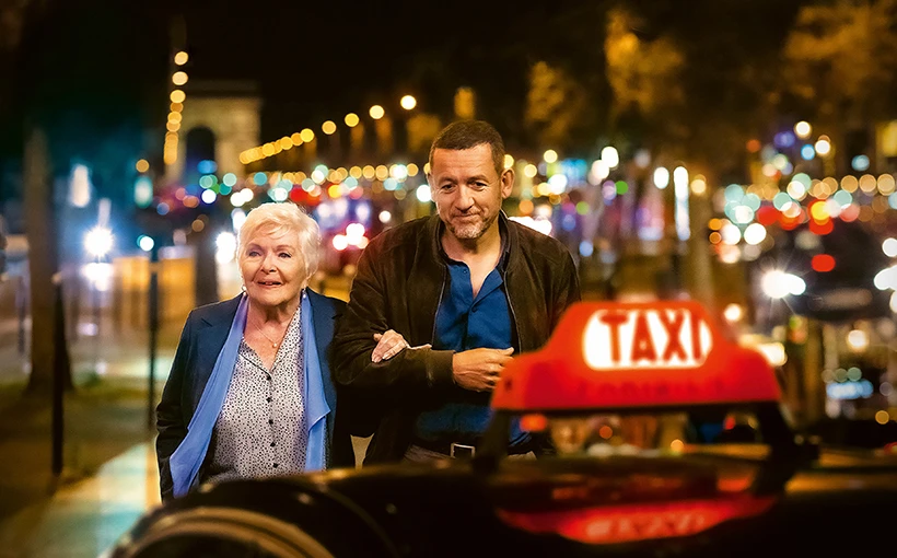 Pensionistin Madeleine (Line Renaud) hat sich bei Taxifahrer Charles (Dany Boon) eingehakt und die beiden gehen in der Nacht zum Taxi