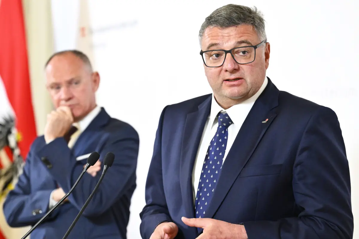 Leichtfried und Innenminister Karner bei einer Pressekonferenz