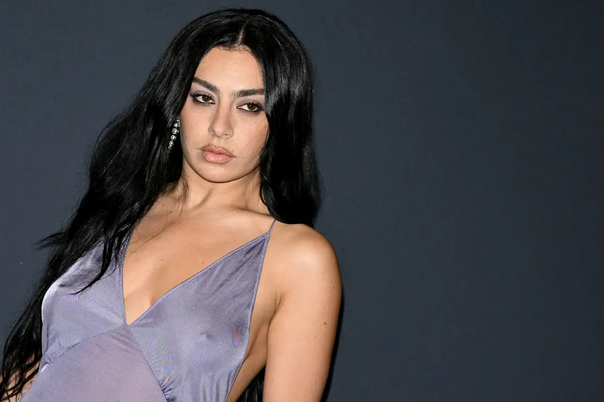 Die britische Sängerin Charli XCX hat ihren Verlobten geheiratet