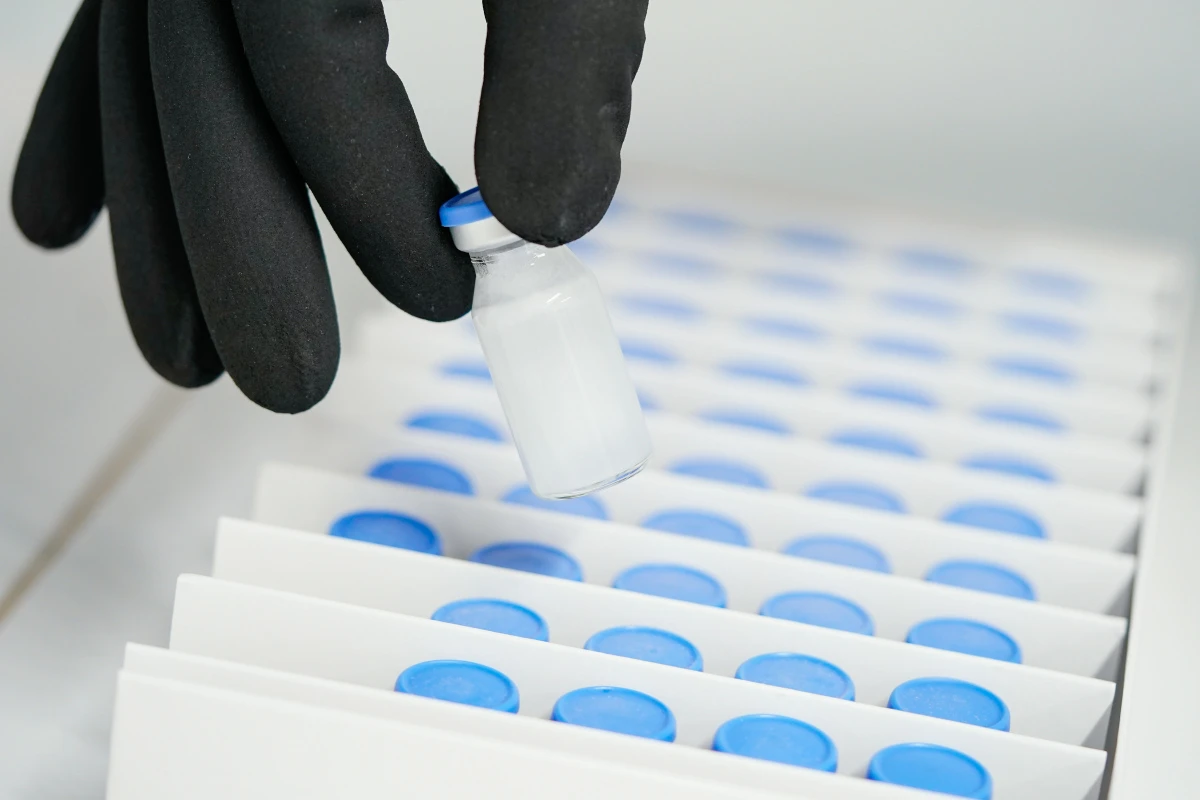 Phiolen mit dem Wirkstoff des Produkts Elevidys