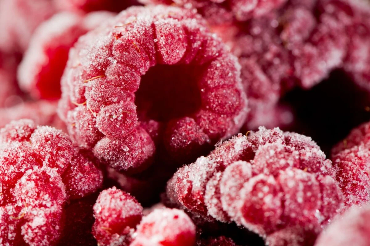 Tiefgekühlte Beeren sind günstiger als gefriergetrocknete oder frische