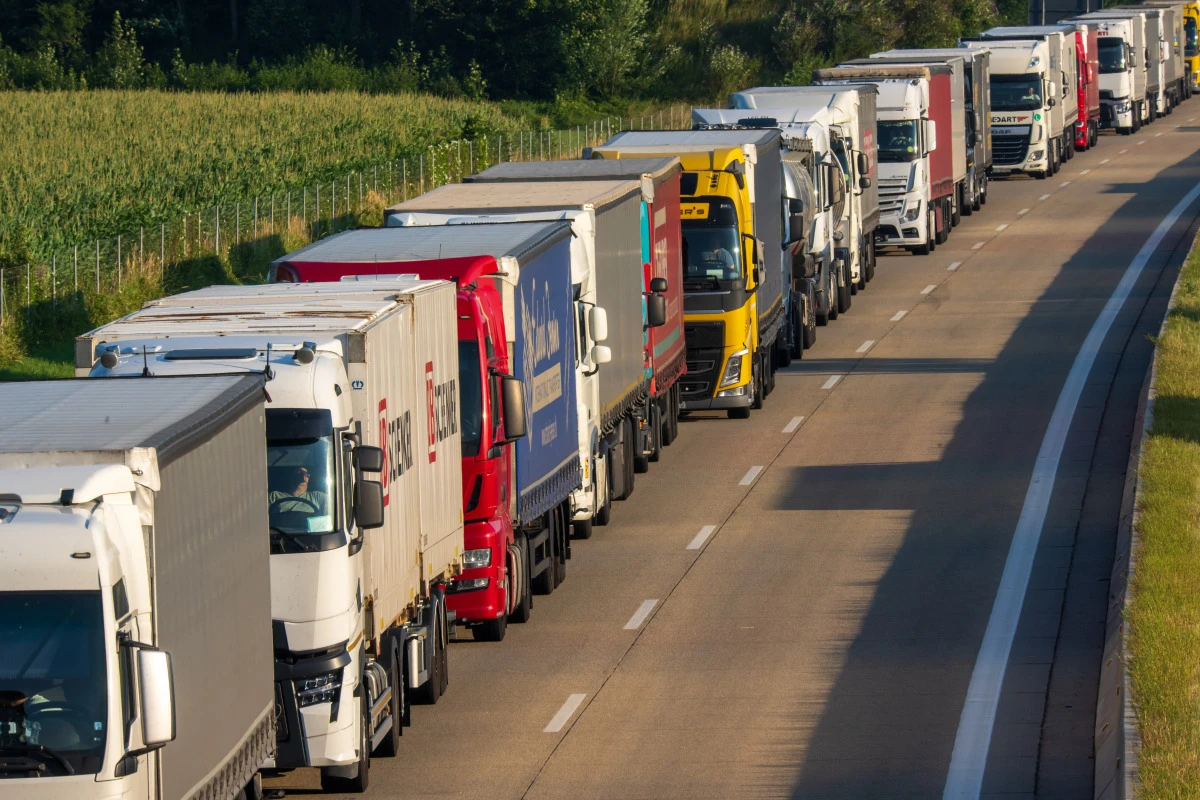 Maut-Zuschläge für laute und schmutzige Lkw geplant