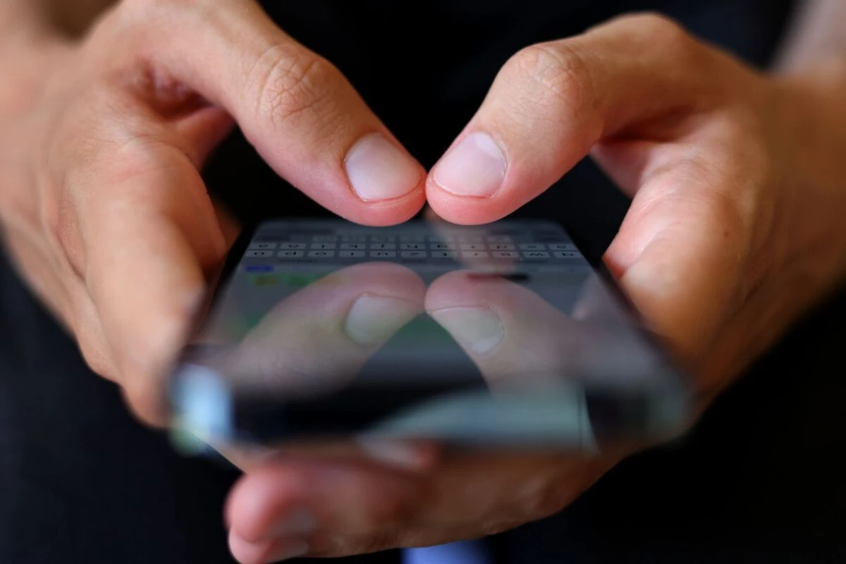 Wer Textnachrichten mit zwei Daumen tippt, macht schon einiges richtig