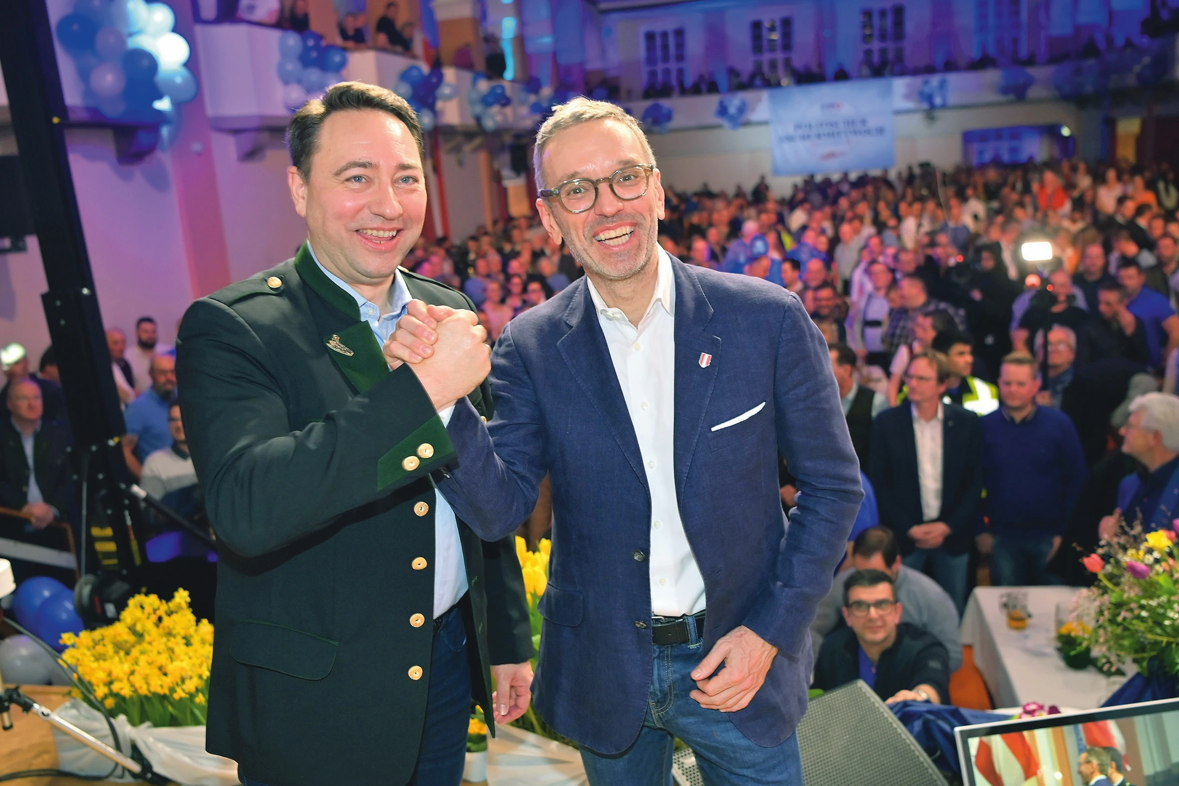 ABD0198_20240214 - RIED IM INNKREIS - ÖSTERREICH: (v.l.) LHStv. Manfred Haimbuchner (FPÖ) und FPÖ-Bundesparteiobmann Herbert Kickl am Mittwoch, 14. Februar 2024, anlässlich des Politischen Aschermittwochs der FPÖ in der Jahnturnhalle in Ried im Innkreis. -
