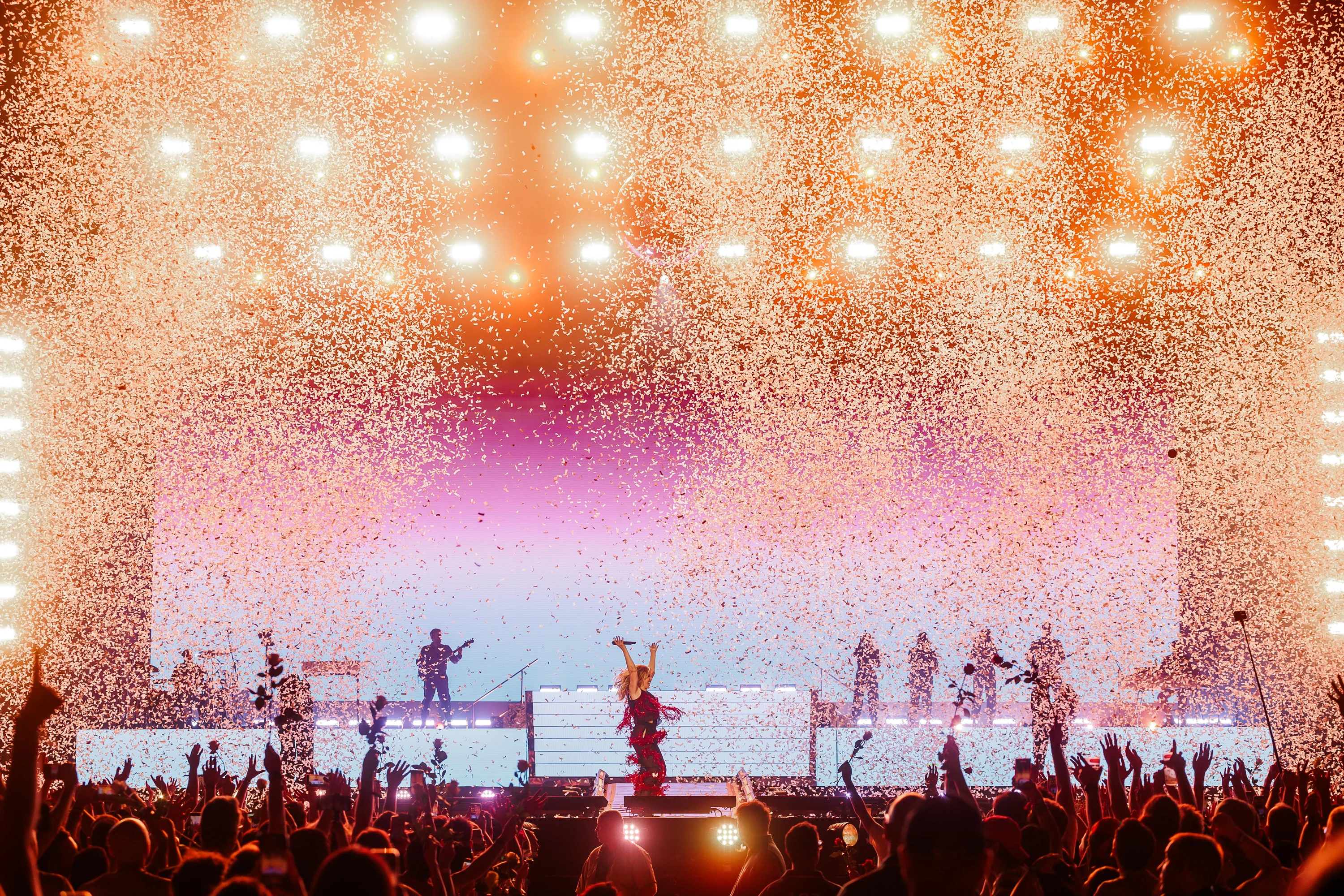 Sängerin auf der Bühne mit Konfettiregen bei einem Konzert. Foto: Laszlo Mudra.