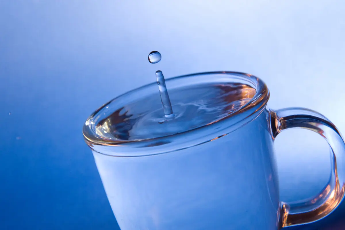 Das lauwarme Wasser verdünnt die Magensäure
