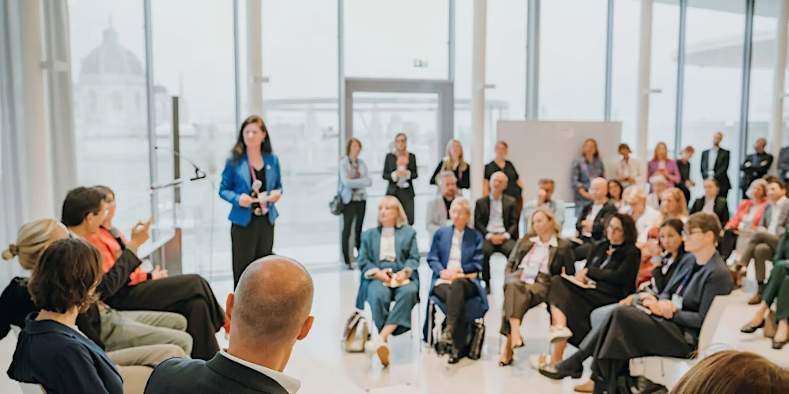 Eine Runde Menschen bei einem Event