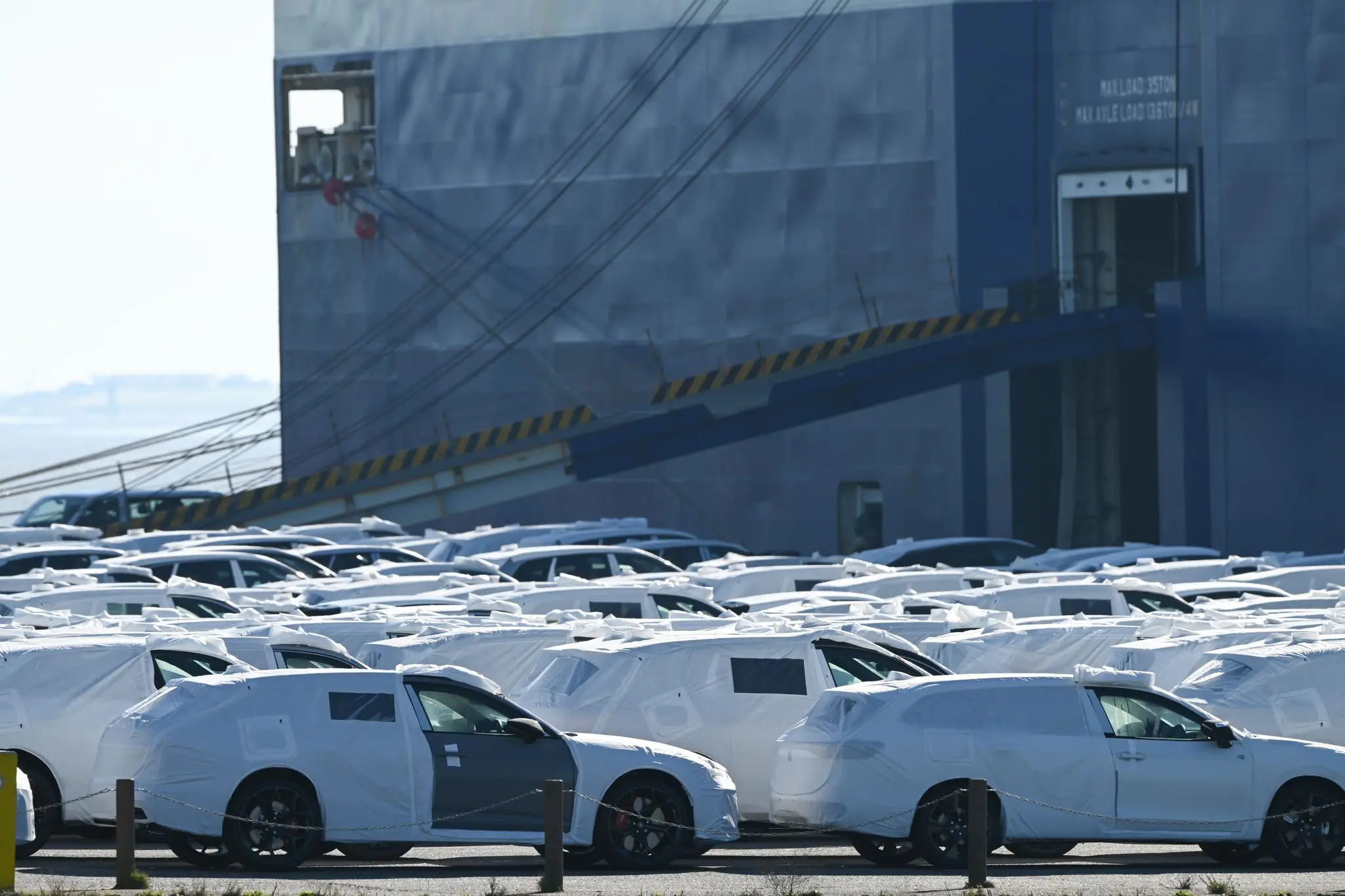 © APA/dpa/Lars Penning Die seit April geltenden US-Zölle auf Autos in Höhe von 25 Prozent machen dem VW-Konzern zu schaffen.