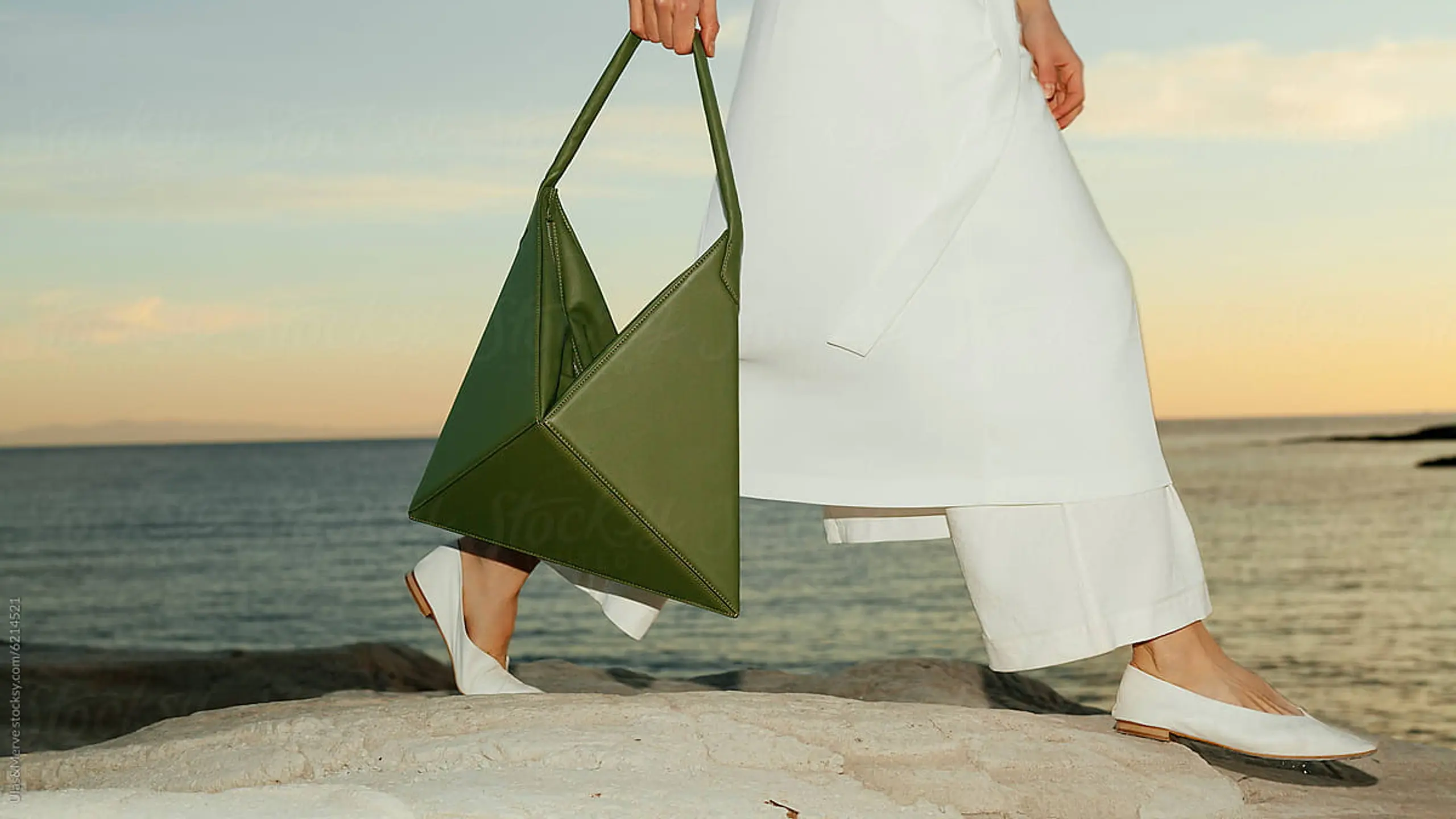 Frau am Meer mit Handtasche