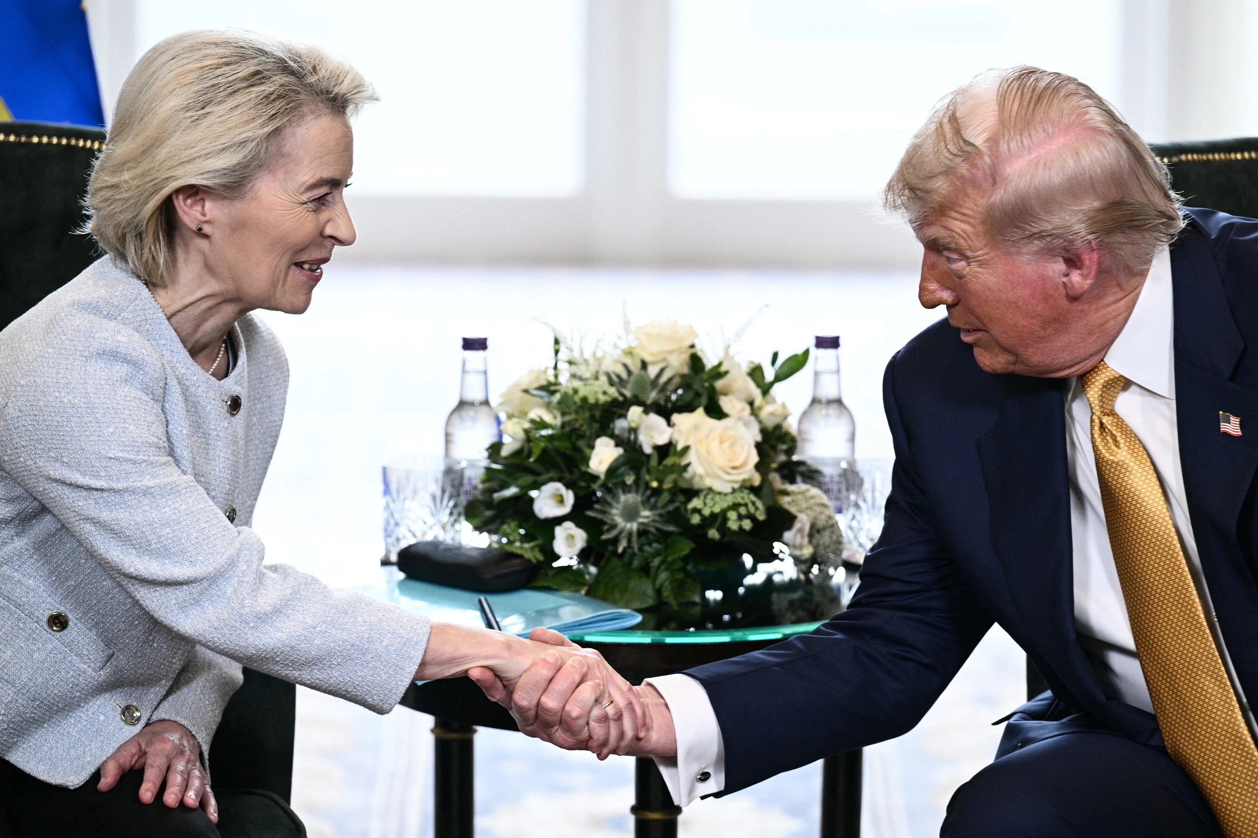 Auf viel Kritik aus Österreich stößt die Einigung im Zollstreit zwischen EU-Kommissionspräsidentin Ursula von der Leyen mit US-Präsident Donald Trump.