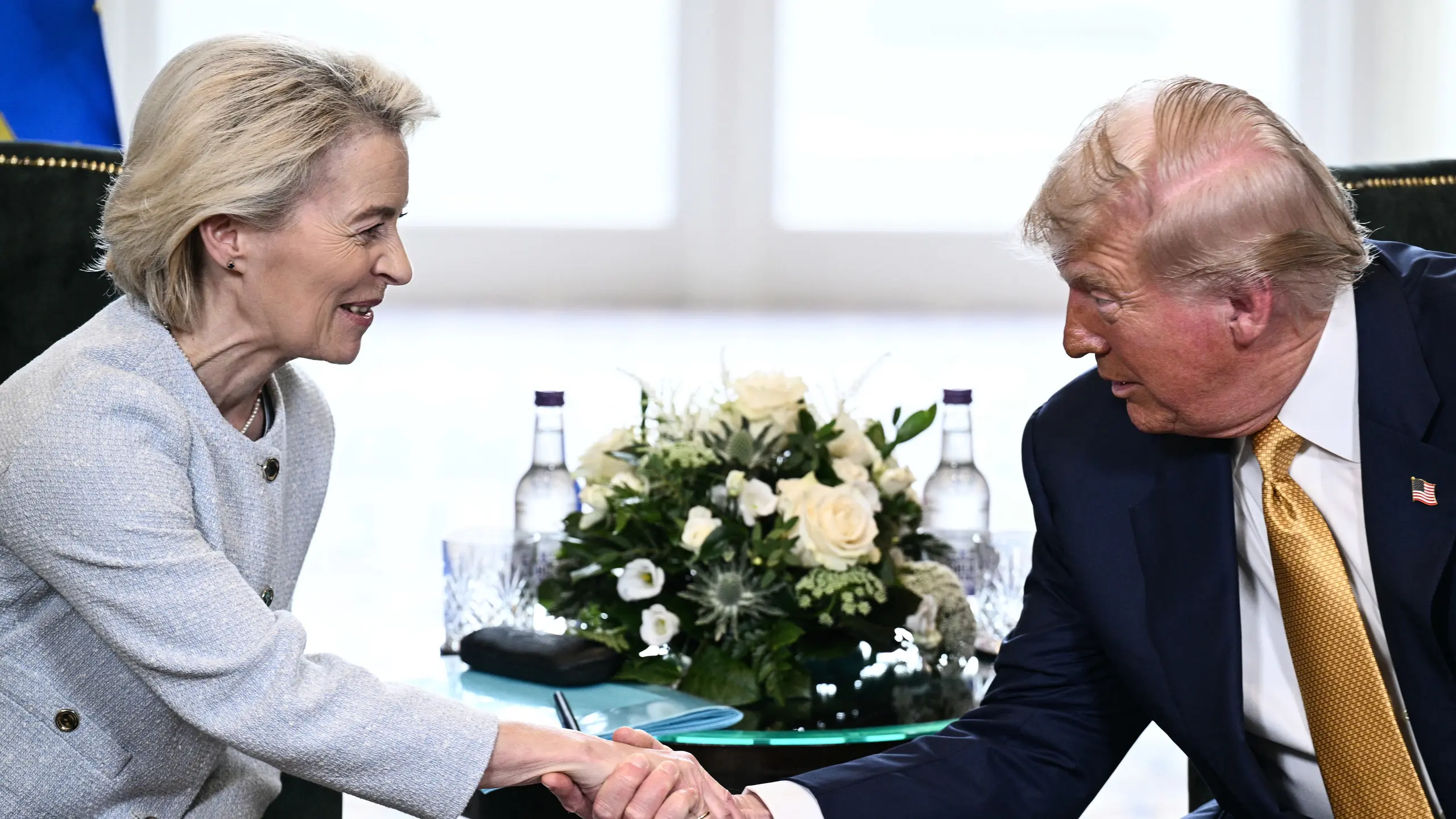 © Brendan SMIALOWSKI / AFP Auf viel Kritik aus Österreich stößt die Einigung im Zollstreit zwischen EU-Kommissionspräsidentin Ursula von der Leyen mit US-Präsident Donald Trump.