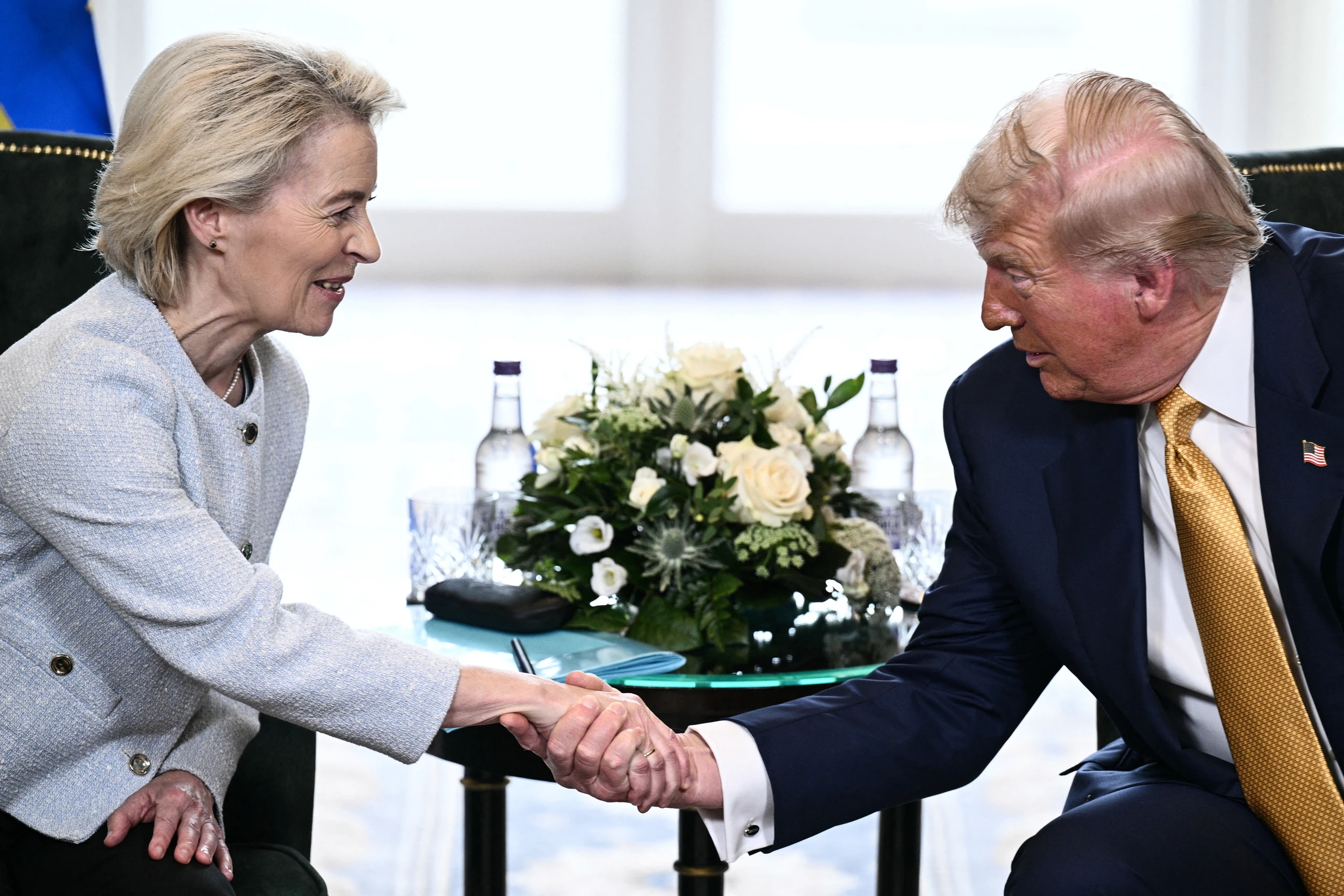 Auf viel Kritik aus Österreich stößt die Einigung im Zollstreit zwischen EU-Kommissionspräsidentin Ursula von der Leyen mit US-Präsident Donald Trump.