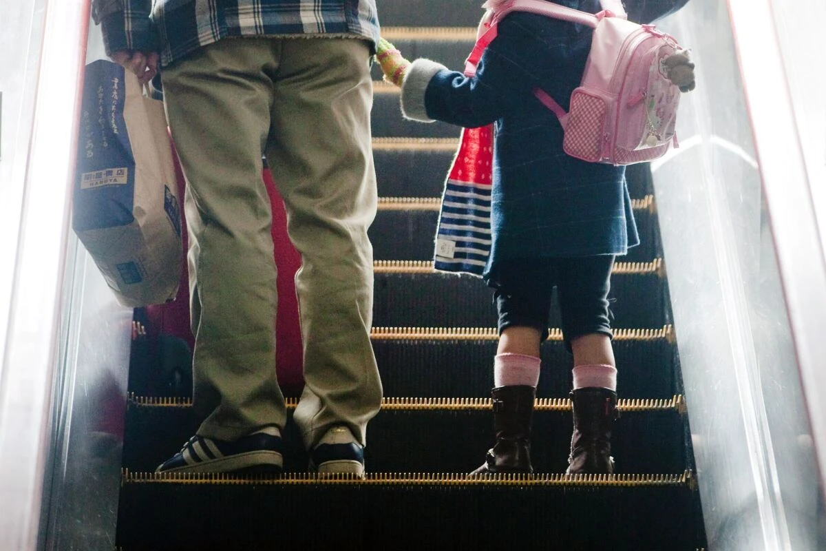 ++ ARCHIVBILD ++ Rolltreppen stellen Kinder vor Herausforderungen