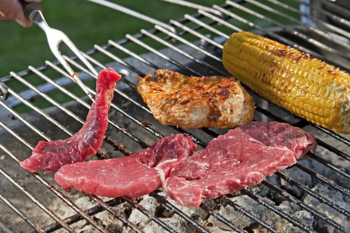 In rohem Fleisch können Krankheitserreger lauern