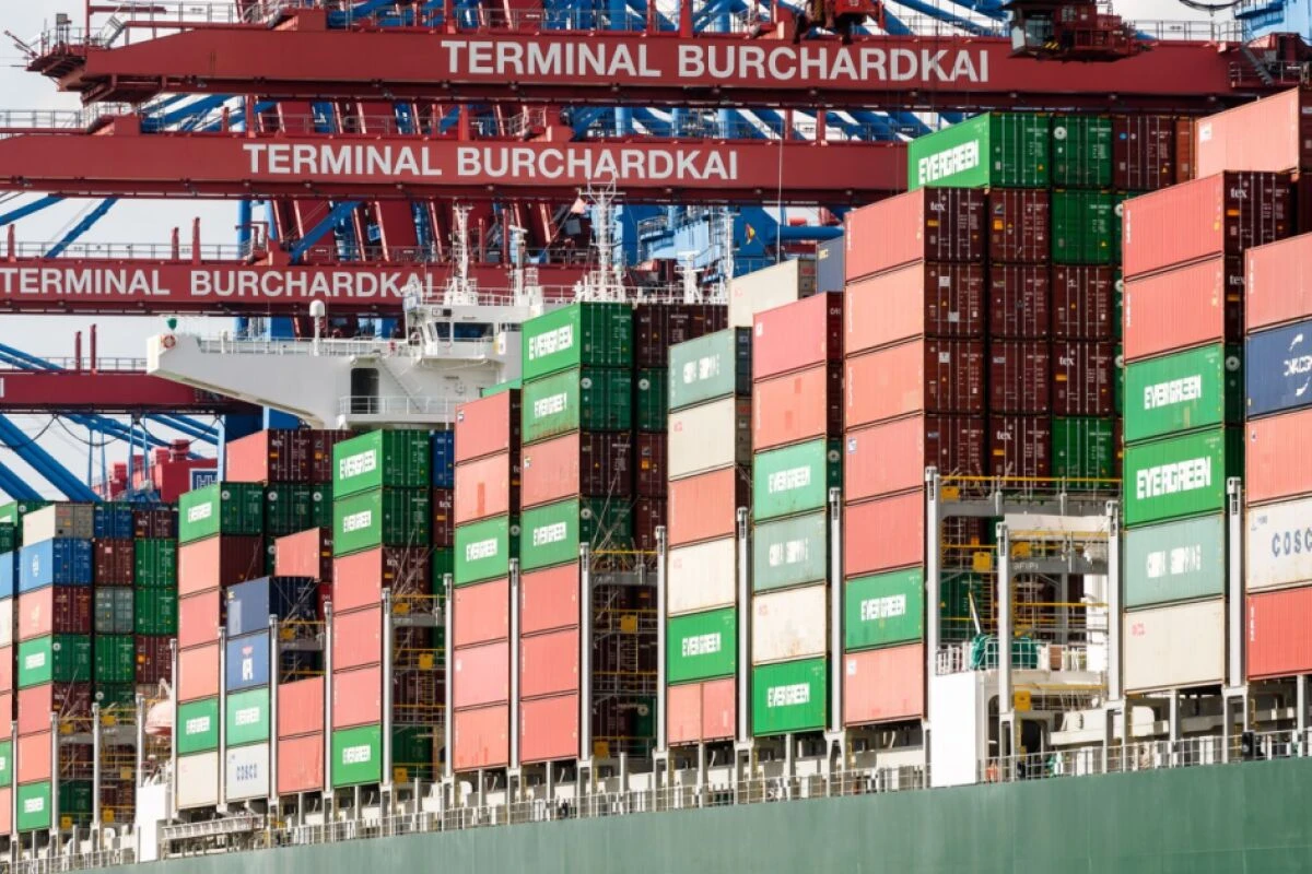 ++ ARCHIVBILD ++ Volles Terminal am Hamburger Hafen