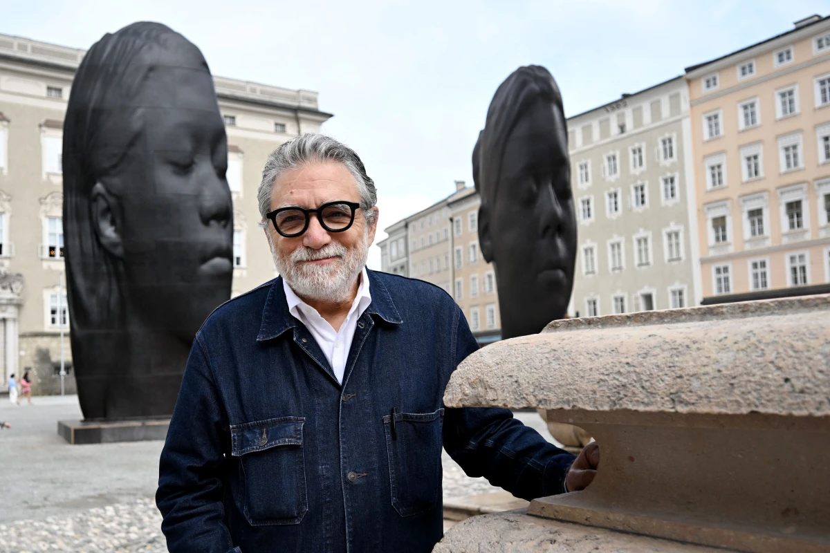 Jaume Plensa und zwei der fünf Frauenköpfe am Residenzplatz