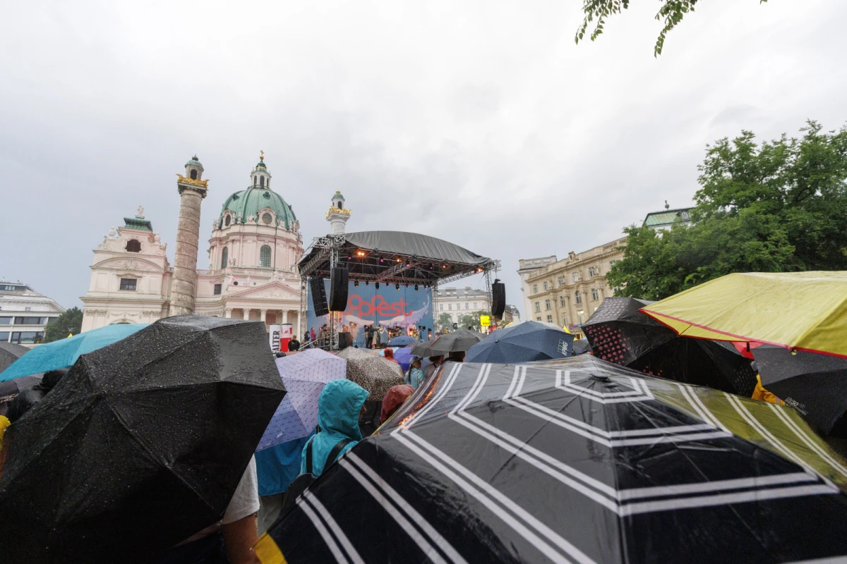 Regenschirme waren beim Popfest nicht die schlechteste Idee