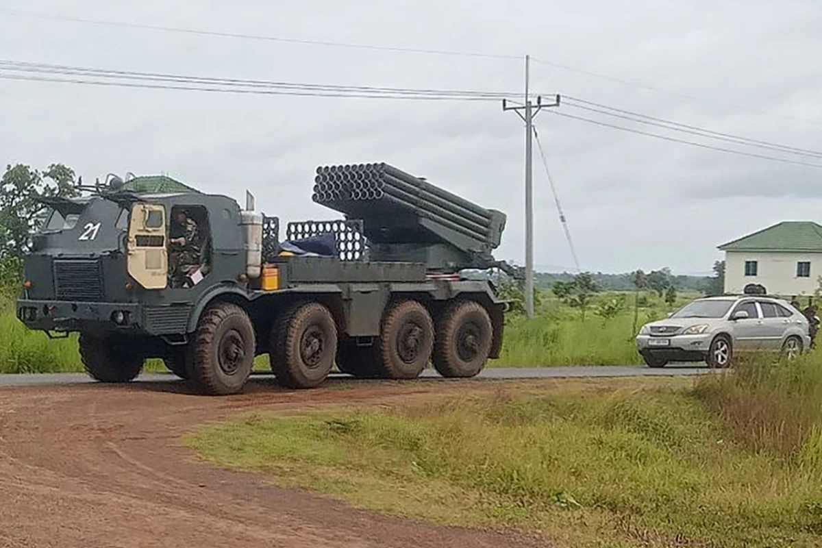 Kambodschanische Armee fährt ihr Gerät an der Grenze auf