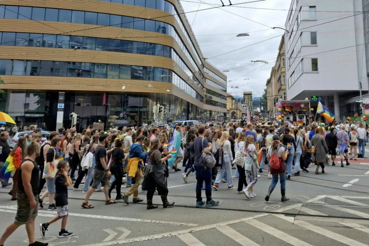 Rund 2.000 Personen zogen bei der "Pride Parade" durch Innsbruck