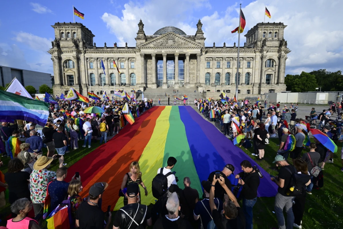 Viele Regenbogenfahnen VOR dem Bundestagsgebäude