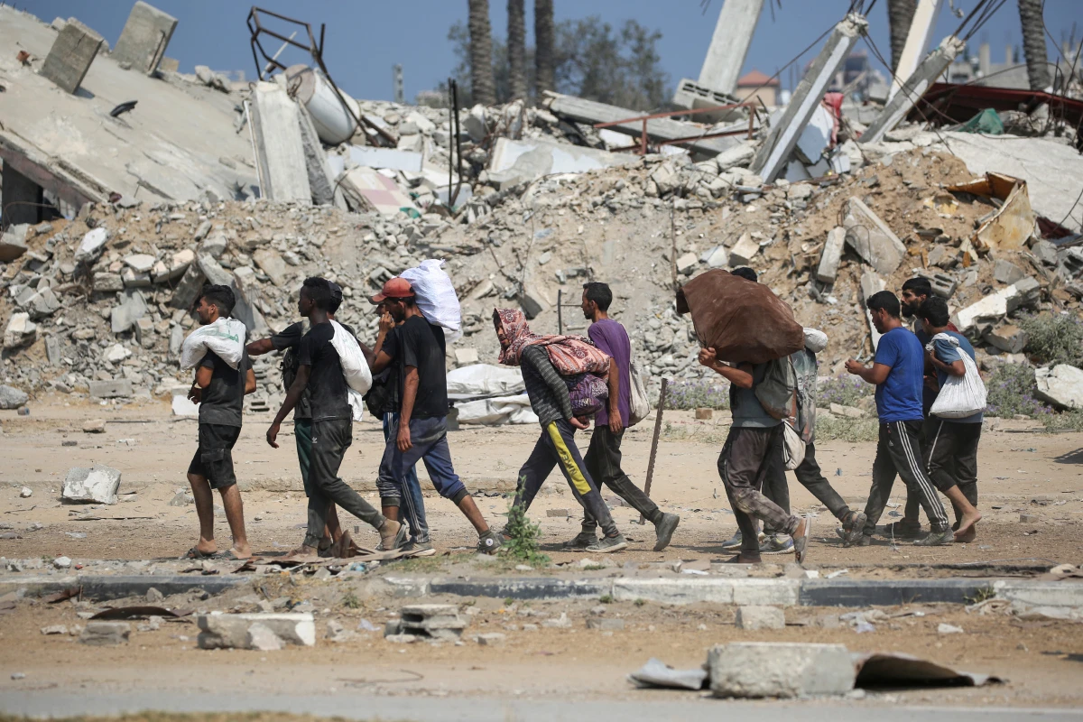 Palästinenser im Gazastreifen mit Lebensmittelpaketen