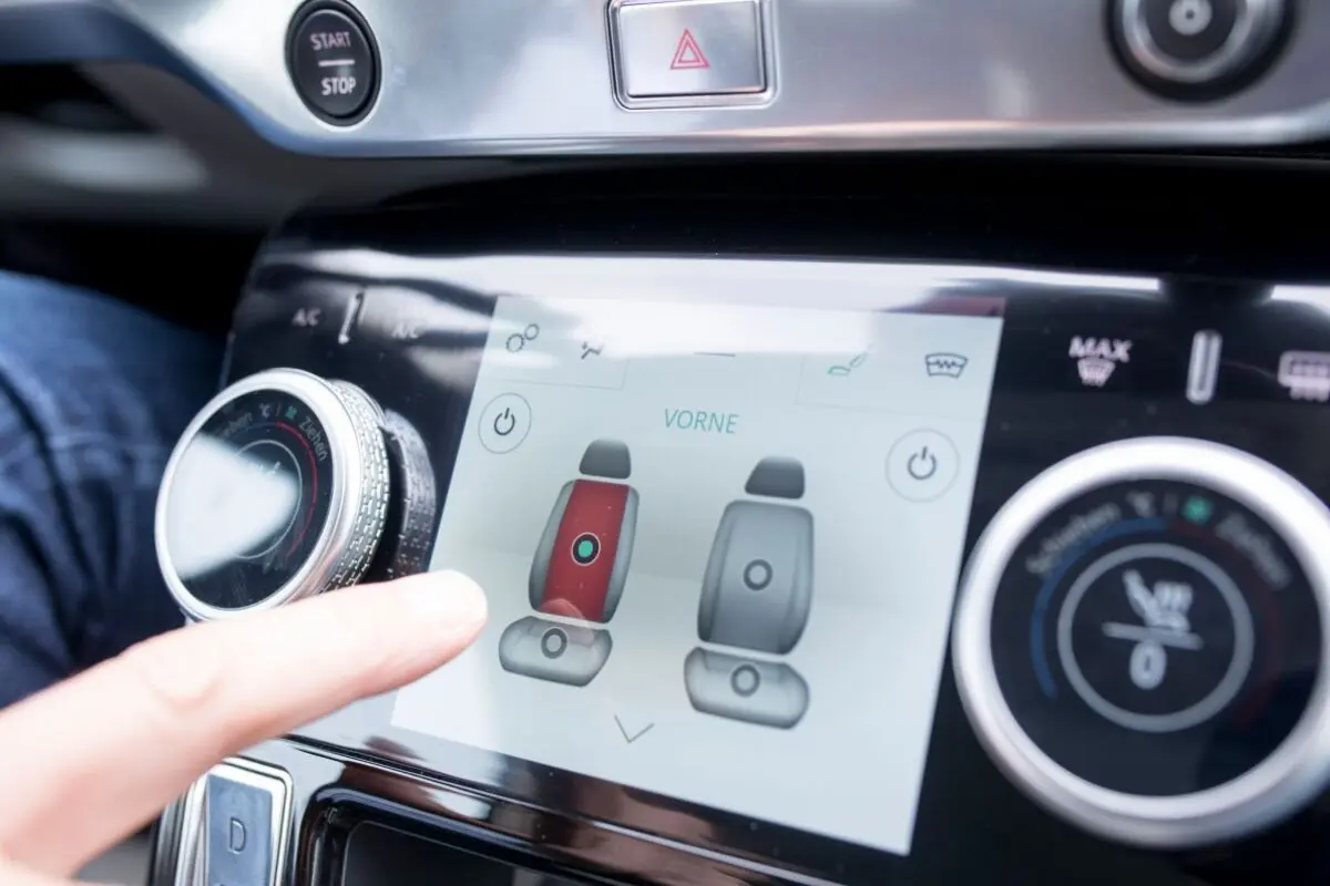 Gerade mit Autos mit Touchdisplay sollte man sich erst vertraut machen