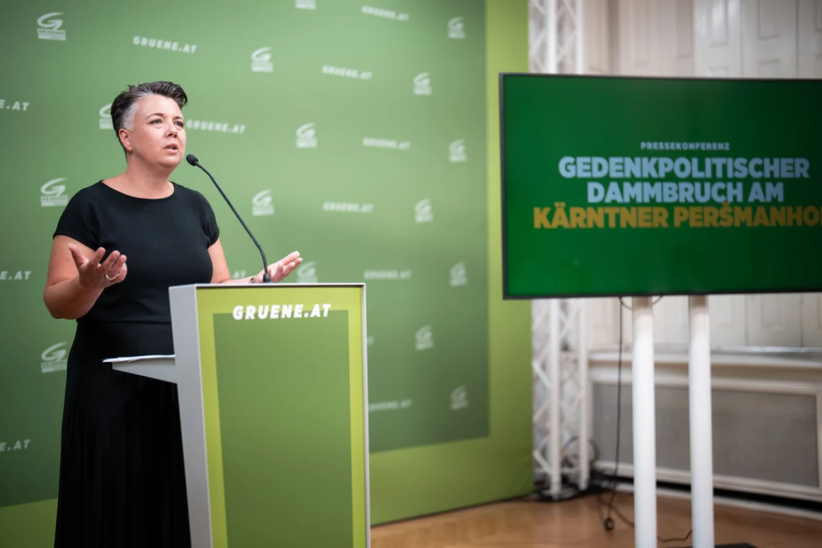 Voglauer bei einer Pressekonferenz am Dienstag