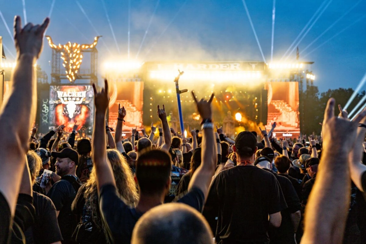 ++ ARCHIVBILD ++ Wacken lässt bei Heavy-Metal-Fans Stimmung aufkommen