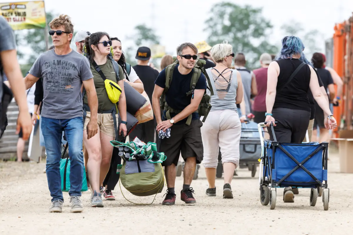 Fans am Nova Rock auf dem Weg zum Campingplatz
