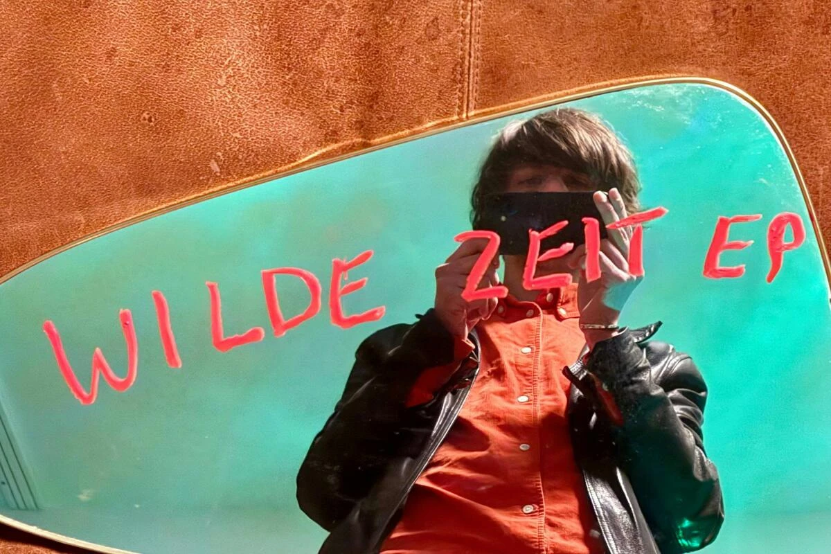 Der Nino aus Wien brennt die CD seiner EP selbst