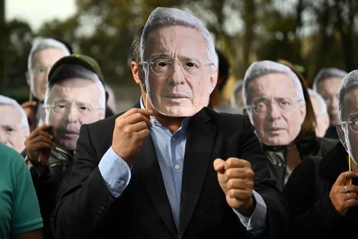 Demonstranten und Anhänger vor Gericht gegen Ex-Präsident Uribe