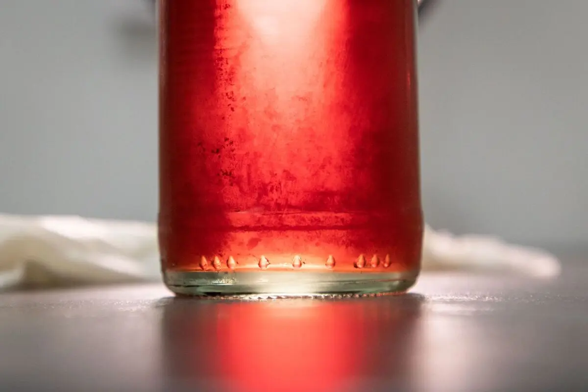 Nach Abwischen der Flasche zeigt sich: Das Getränk ist eiskalt
