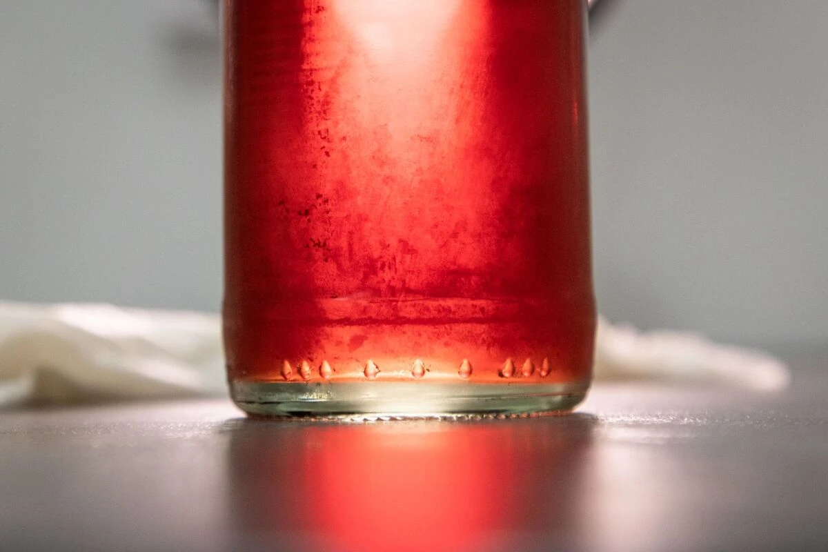 Nach Abwischen der Flasche zeigt sich: Das Getränk ist eiskalt