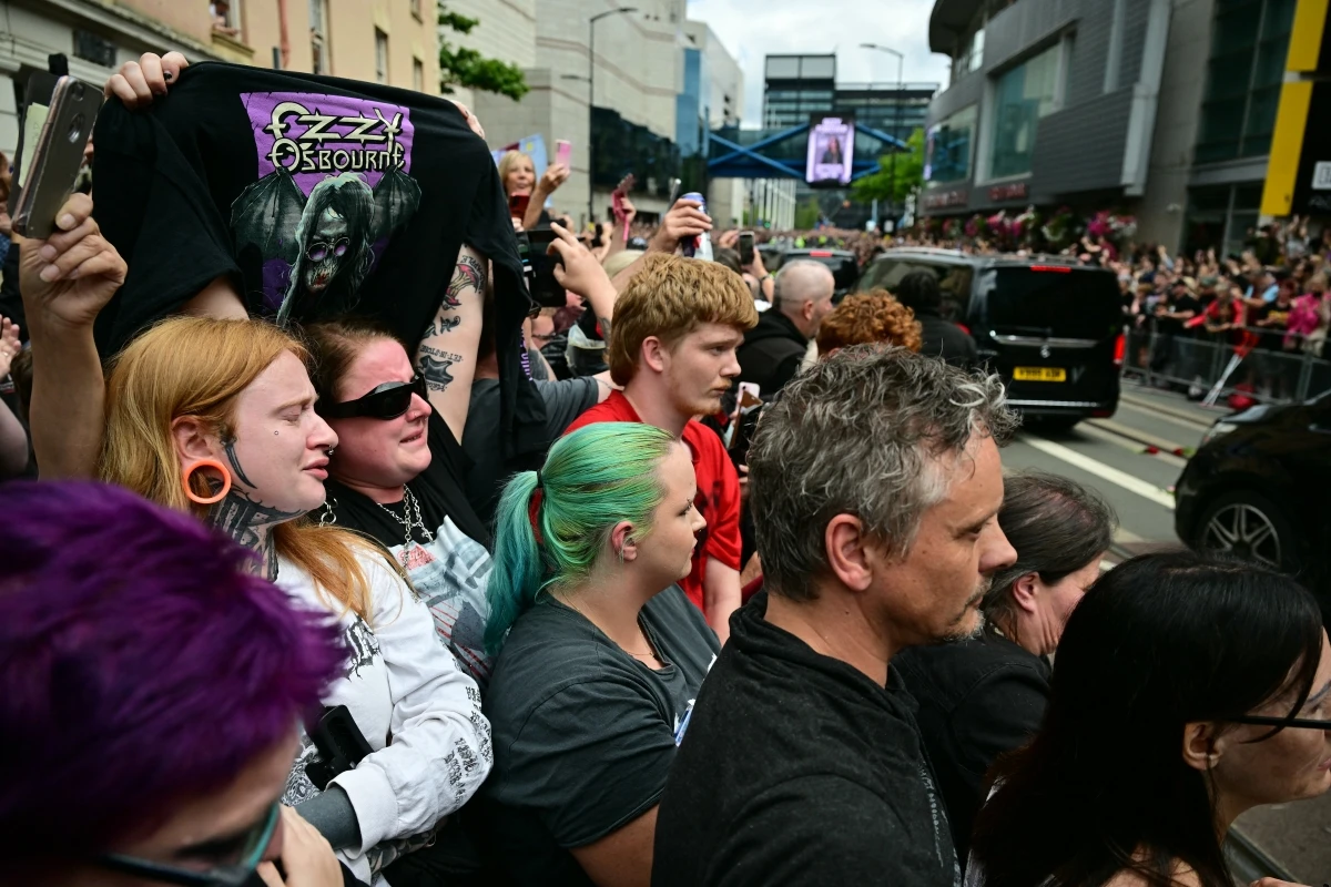 Trauernde Fans erweisen Ozzy Osbourne die letzte Ehre