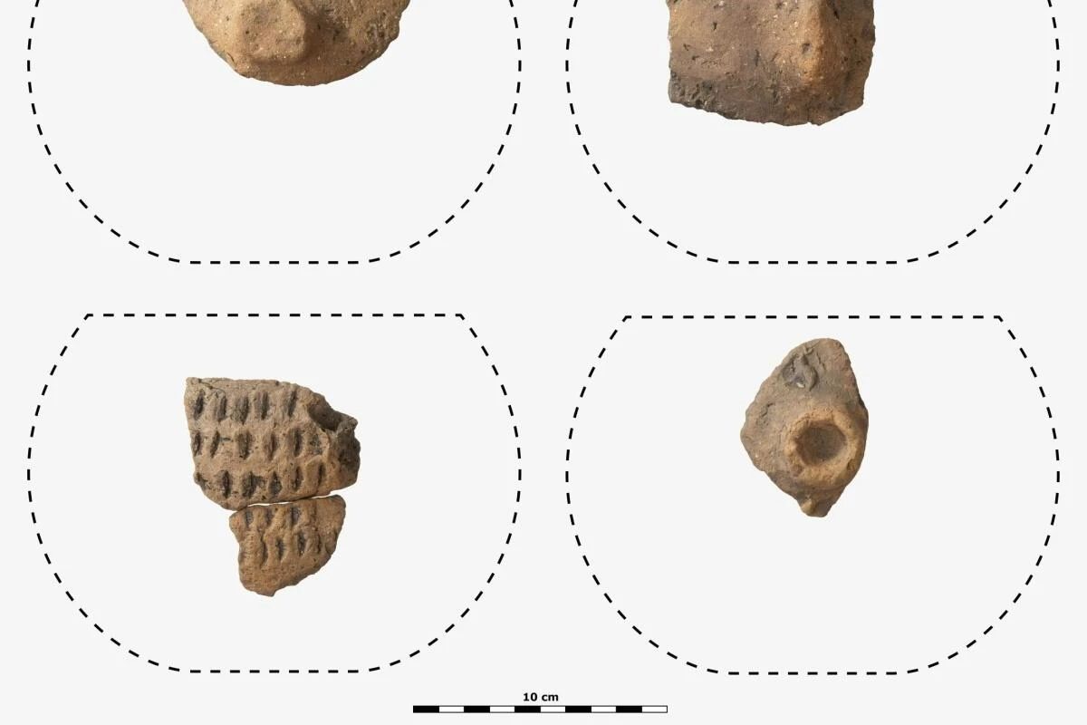 Stücke von typischer Keramik mit Verzierungen aus der frühen Jungsteinzeit