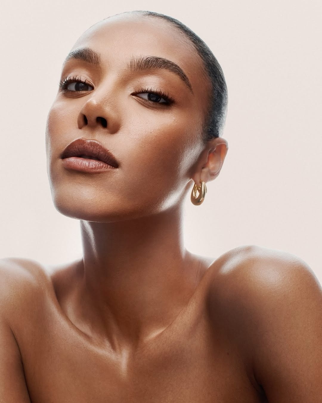 Frau mit bronzy strahlender Haut und Make-up