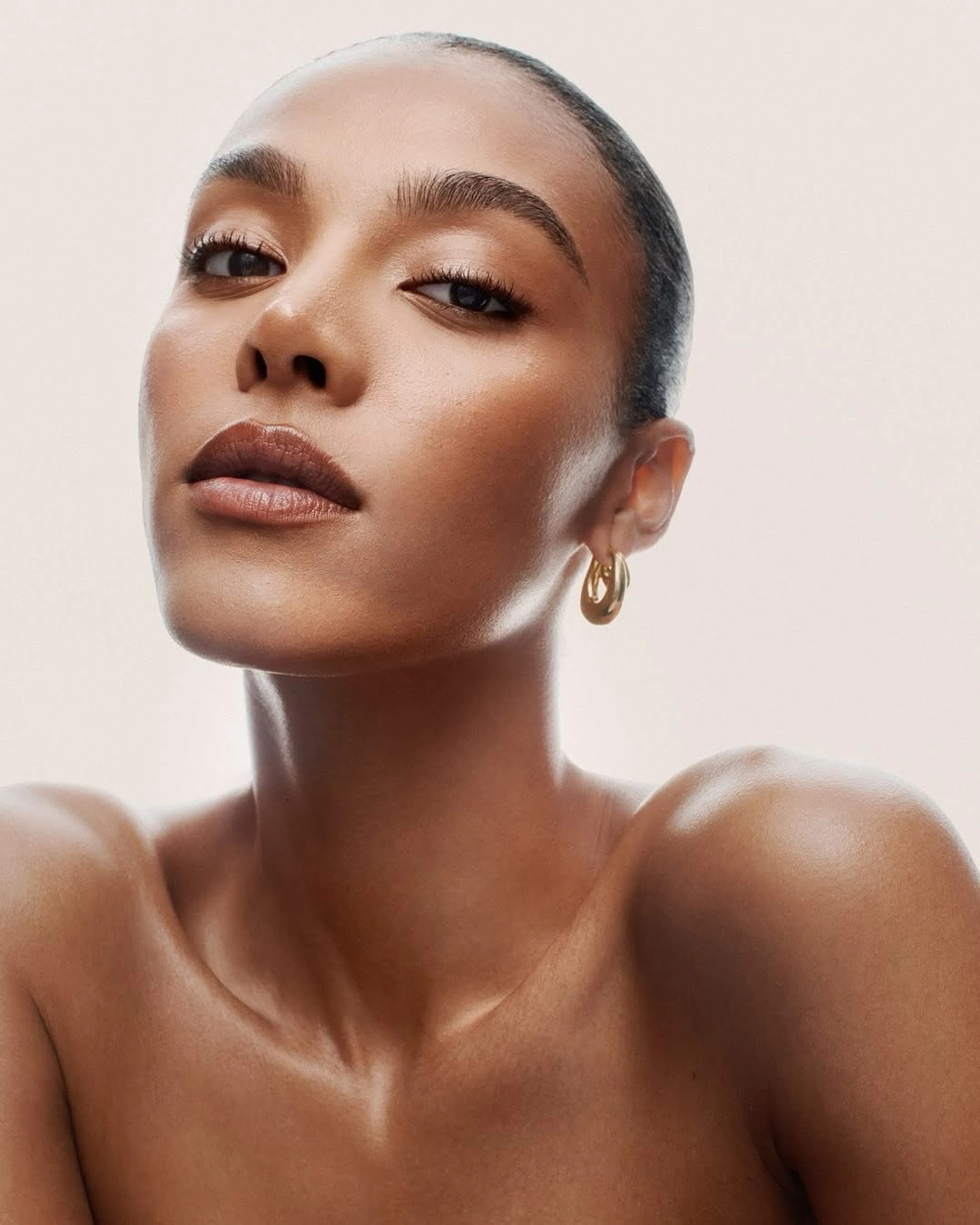 Frau mit bronzy strahlender Haut und Make-up