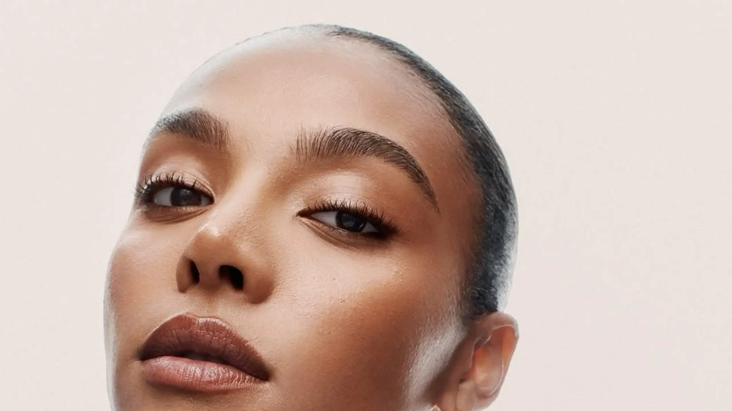 Frau mit bronzy strahlender Haut und Make-up