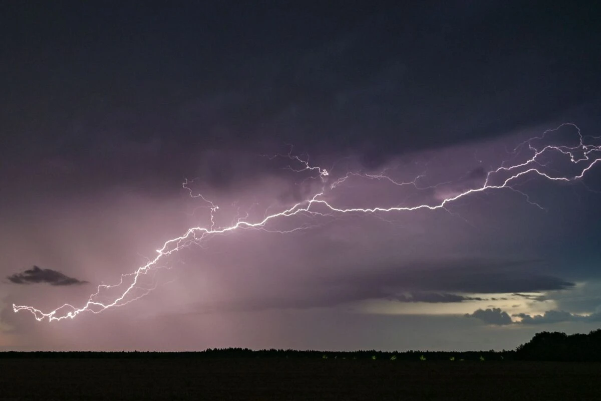 ++ ARCHIVBILD ++ Bei Gewitter gilt: raus aus dem Zelt und blitzschnell ab ins Auto